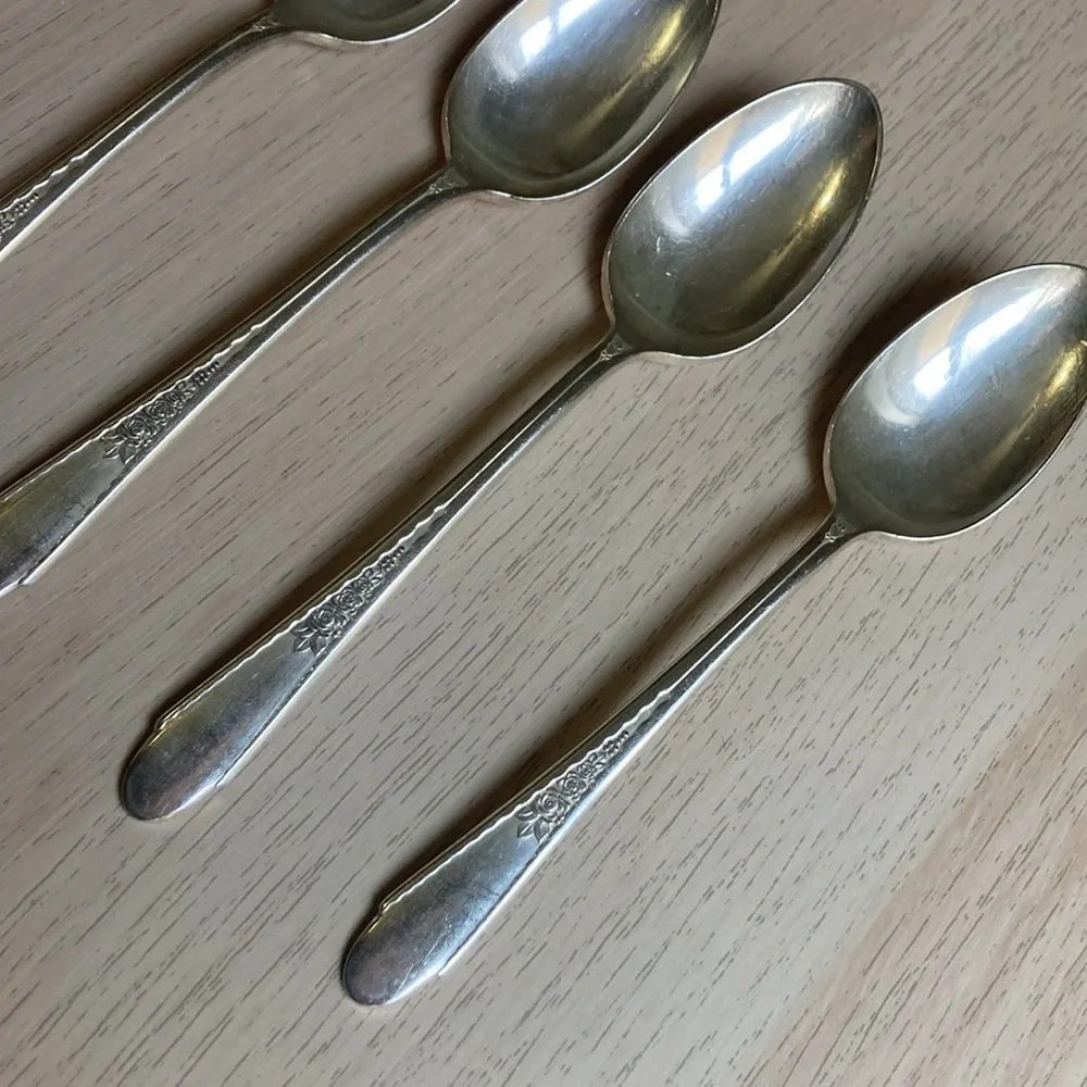 Vintage Set of 8 Silver Plated Teaspoons WM. ROGERS & SON IS GARDENIA Pattern